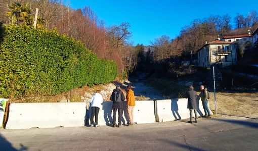 Il sopralluogo dei tecnici regionali e del sindaco nella zona del ponte di via San Vito a Luvinate