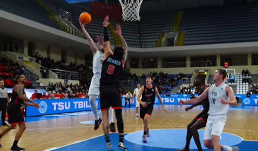 Scott Ulaneo in campo alla Tbilisi Arena