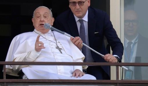 Papa Francesco mentre si affaccia dal Gemelli dopo il lungo ricovero iniziato il 14 febbraio Papa Francesco mentre si affaccia dal Gemelli dopo il lungo ricovero iniziato il 14 febbraio