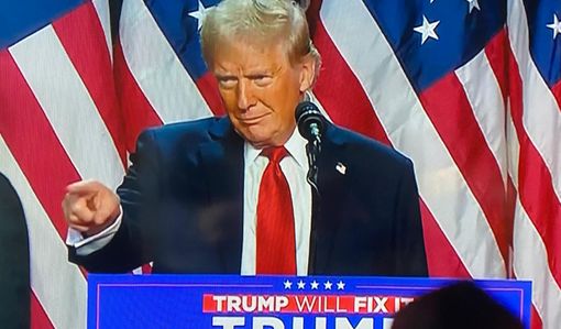 Donald Trump sul palco di Palm Beach da 47° presidente degli Stati Uniti Donald Trump sul palco di Palm Beach da 47° presidente degli Stati Uniti