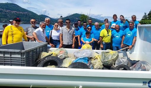 I rifiuti raccolti nel lago Maggiore a Ranco (foto dalla pagina Facebook della Pro Loco)
