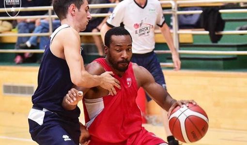 Mayo in azione nel test amichevole contro la Robur di Gressoney e, sotto nella gallery, il gruppone di Caja e Cecco Vescovi (foto dalla pagina Facebook e dal sito della Pallacanestro Varese) Mayo in azione nel test amichevole contro la Robur di Gressoney e, sotto nella gallery, il gruppone di Caja e Cecco Vescovi (foto dalla pagina Facebook e dal sito della Pallacanestro Varese)