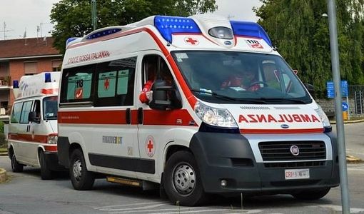 Auto ribaltata a Casale Litta: paura per due bambini di 7 e 5 anni Auto ribaltata a Casale Litta: paura per due bambini di 7 e 5 anni