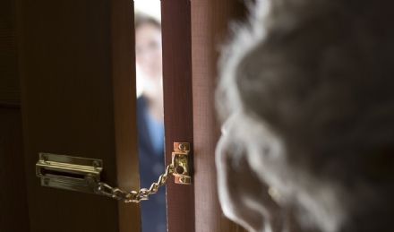 Coronavirus, anche la Regione mette in guardia dalla truffa dei finti medici: «Non aprite la porta a questi sciacalli»