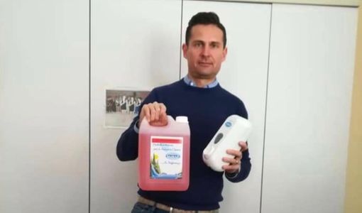 Venegono Inferiore, al via la sanificazione delle scuole. Il sindaco Premazzi in prima fila