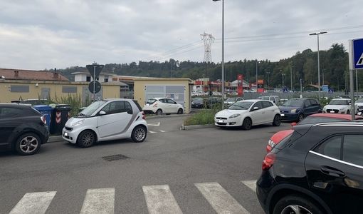 Automobili parcheggiate alla stazione di Cantello-Gaggiolo (foto Comune di Cantello)
