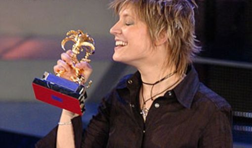 L'arcisatese Laura Bono, vincitrice a Sanremo tra le Nuove Proposte il 5 marzo 2005 L'arcisatese Laura Bono, vincitrice a Sanremo tra le Nuove Proposte il 5 marzo 2005
