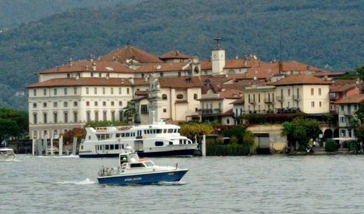 Turista tedesco getta rifiuti nel lago Maggiore: ora dovrà pagare 2.500 di multa Turista tedesco getta rifiuti nel lago Maggiore: ora dovrà pagare 2.500 di multa