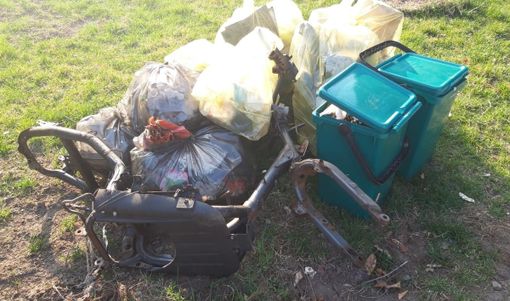 Giornata ecologica a Cittiglio, ritrovati anche un motorino arrugginito, una bici e una vecchia radio