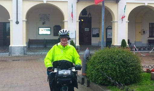 Giovanni Bloisi sotto la pioggia continua il suo viaggio nella storia