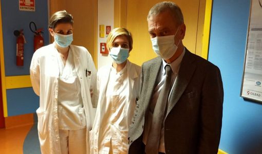 Il professor Grossi spiega le "armi" per battere il virus a domicilio, a partire dal corretto utilizzo degli anticorpi monoclonali Il professor Grossi spiega le "armi" per battere il virus a domicilio, a partire dal corretto utilizzo degli anticorpi monoclonali