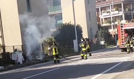 Busto, rifiuti in fiamme: intervengono i vigili del fuoco