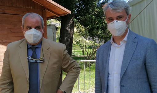 Il neo assessore Raffaele Catalano questa mattina ai Giardini Estensi insieme al sindaco Davide Galimberti Il neo assessore Raffaele Catalano questa mattina ai Giardini Estensi insieme al sindaco Davide Galimberti