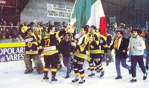 4 marzo 1989: Varese-Fassa 4-2 (Currie, D'Angelo, Shaw e Micheletti i marcatori gialloneri) e i Mastini sono campioni d'Italia per la seconda volta. La festa sulla pista di via Albani 4 marzo 1989: Varese-Fassa 4-2 (Currie, D'Angelo, Shaw e Micheletti i marcatori gialloneri) e i Mastini sono campioni d'Italia per la seconda volta. La festa sulla pista di via Albani