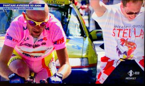 Quel tifoso pazzo di gioia con la maglietta della Stella del basket che accompagna Pantani nella leggenda