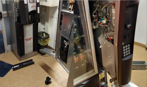 L'azione dei ladri nella sede della Croce Azzurra di Caronno Pertusella (foto dai social dell'associazione) L'azione dei ladri nella sede della Croce Azzurra di Caronno Pertusella (foto dai social dell'associazione)