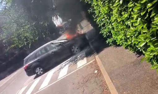 VIDEO E FOTO. Auto in fiamme davanti al centro sportivo, domato l’incendio grazie al pronto intervento di un ex vigile del fuoco