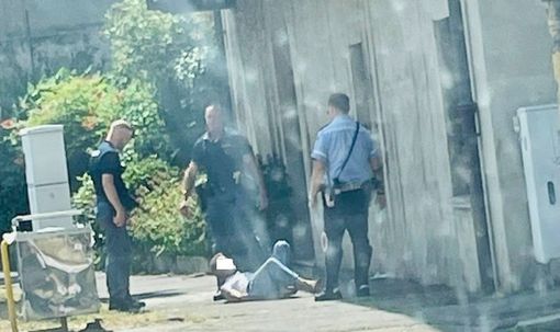 Busto, momenti di caos in strada: uomo esagitato bloccato da Polizia e vigili
