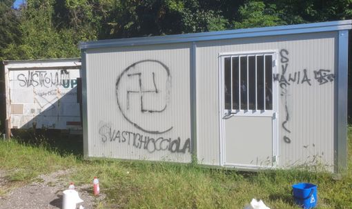 Le scritte naziste alla festa del Pd alla Schiranna Le scritte naziste alla festa del Pd alla Schiranna