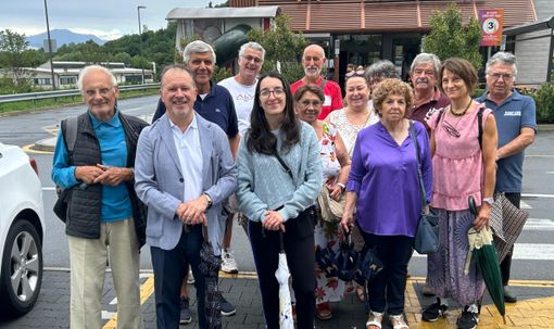 Un gruppo di firmatari della petizione per la sicurezza a Fignano con i consiglieri di minoranza Gianni Lucchina e Beatrice Bisanti