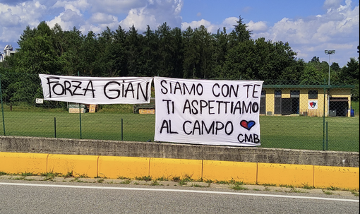 Lo striscione dedicato al quindicenne ferito (foto dal gruppo "Sei di Comabbio se") Lo striscione dedicato al quindicenne ferito (foto dal gruppo "Sei di Comabbio se")