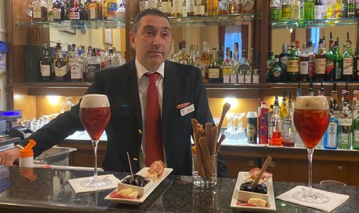 Marco Olivieri, esperto barman da vent'anni al Palace, con due "Sbagliatissimi" al bancone del bar interno Marco Olivieri, esperto barman da vent'anni al Palace, con due "Sbagliatissimi" al bancone del bar interno
