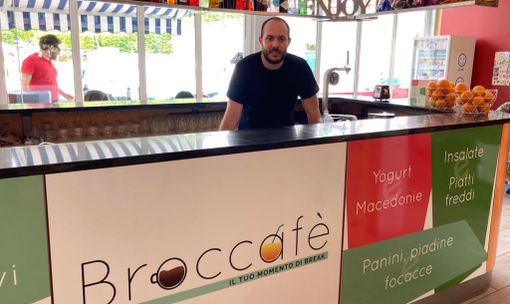 Lorenzo Broggi, 29 anni, dietro il bancone del suo Broccafè alla New Way Fitness (l'ex Laguna Blu) a un passo da viale Europa a Varese