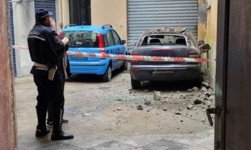Calcinacci sfondano tetto e parabrezza: il proprietario era uscito dall'auto pochi minuti prima Calcinacci sfondano tetto e parabrezza: il proprietario era uscito dall'auto pochi minuti prima
