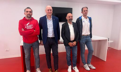 Roberto Cimberio, secondo da sinistra vicino al presidente de Il Basket Siamo Noi Umberto Argieri, oggi a Masnago per la Varese School Cup. Nelle foto in fondo anche insieme a Gianmarco Pozzecco e a Paola Biancheri, segretario de Il Basket Siamo Noi