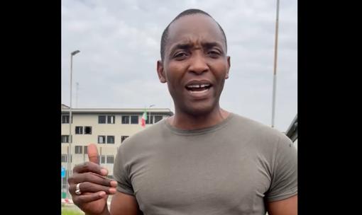 Un'immagine del video girato da Soumahoro all'esterno del carcere di Busto