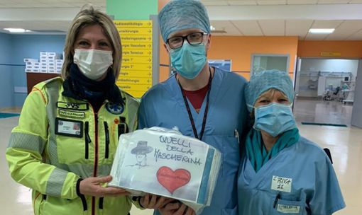 Quelli della mascherina stavolta entrano nel cuore dell'emergenza: il dono più sentito nei reparti del Circolo