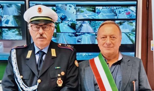 Il sovrintendente di polizia locale Antonio Fragnito con il sindaco di Clivio Peppino Galli (foto dalla pagina Facebook del Comune) Il sovrintendente di polizia locale Antonio Fragnito con il sindaco di Clivio Peppino Galli (foto dalla pagina Facebook del Comune)