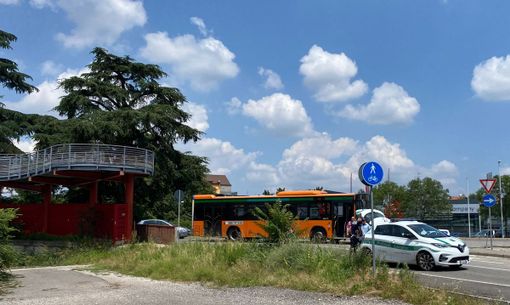 Scontro tra una moto e un pullman sui 5 ponti di Busto Arsizio
