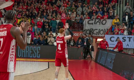 Nico Mannion applaude il pubblico di Varese