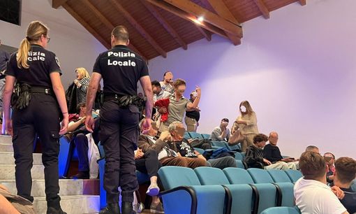 Gallarate, bocciata la mozione delle opposizioni sul Remigration summit. Scintille in aula