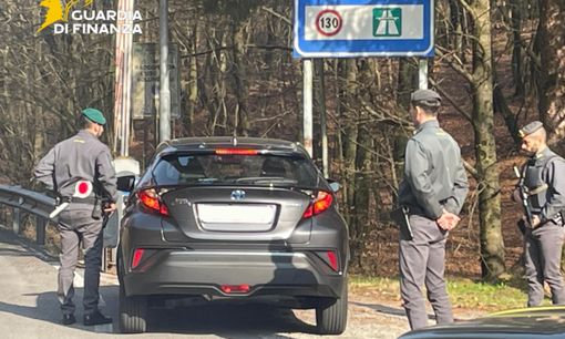 Sotto al sedile dell'auto 35 grammi di cocaina. Denunciato un italiano al confine con la Svizzera Sotto al sedile dell'auto 35 grammi di cocaina. Denunciato un italiano al confine con la Svizzera