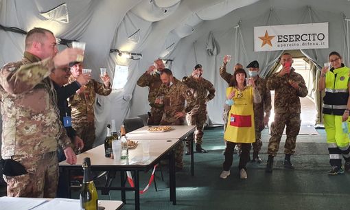 Ultime ore di attività al centro vaccinale della Schiranna: il brindisi dei volontari con i militari Ultime ore di attività al centro vaccinale della Schiranna: il brindisi dei volontari con i militari
