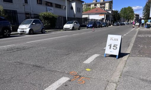 Via Crispi chiusa questa mattina per la manifestazione podistica. Sotto: alcuni bicchieri gettati a terra dai corridori Via Crispi chiusa questa mattina per la manifestazione podistica. Sotto: alcuni bicchieri gettati a terra dai corridori