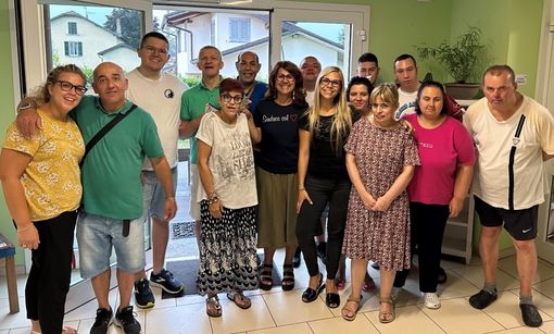 La sindaca Irene Bellifemine, al centro, insieme ai ragazzi di Agorà 97