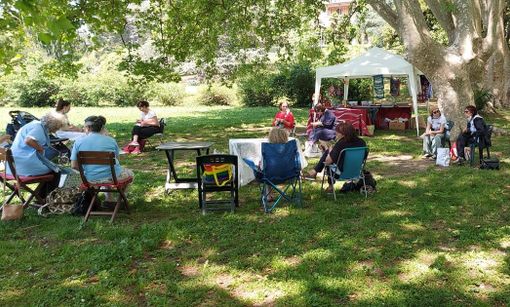 A Villa Mylius si fa la maglia contro la violenza sulle donne A Villa Mylius si fa la maglia contro la violenza sulle donne
