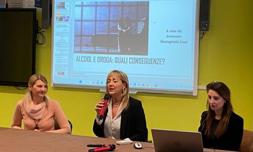 Da sinistra: la dirigente scolastica Carmen Sferlazza, la professoressa Giulia Trombino e l'avvocato Mariagrazia Lani