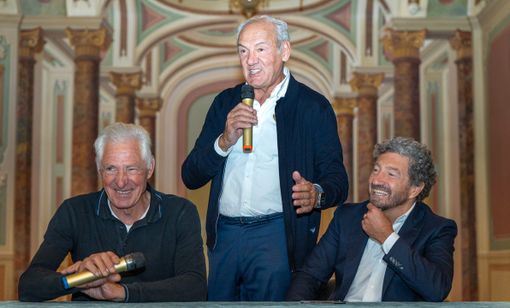 Francesco Moser (a sinistra) con Andrea De Luca (a destra). In mezzo a loro Renzo Oldani (Fotografia Galbiati - Michele D.) Francesco Moser (a sinistra) con Andrea De Luca (a destra). In mezzo a loro Renzo Oldani (Fotografia Galbiati - Michele D.)