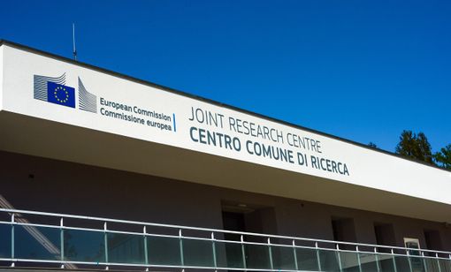 Drone sul Jrc di Ispra, il mistero continua. La Ue: «Nessuna violazione della no fly zone». Ma la Procura di Milano indaga: «Sei passaggi in cinque giorni» Drone sul Jrc di Ispra, il mistero continua. La Ue: «Nessuna violazione della no fly zone». Ma la Procura di Milano indaga: «Sei passaggi in cinque giorni»