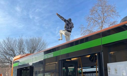 FOTO. Si stende sotto un autobus e poi sale a piedi nudi sul tetto: in zona stazioni a Varese intervengono i carabinieri