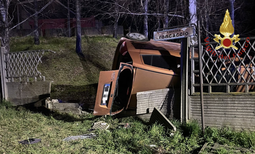 FOTO. Auto vola fuori strada e si ribalta: paura per tre ragazzi nel Comasco FOTO. Auto vola fuori strada e si ribalta: paura per tre ragazzi nel Comasco
