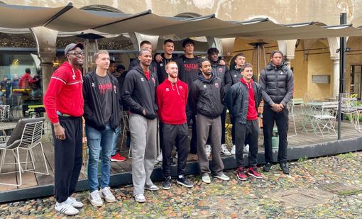 FOTO Autografi e selfie per il saluto di fine stagione della Openjobmetis Varese. Assente coach Bialaszewski