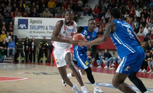 La pelle di una sfacciata Varese costa cara: Brescia esulta solo sulla sirena finale