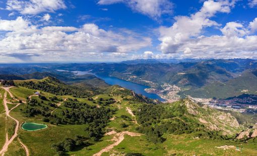 Il Mottarone e il versante del Lago d'Orta (Archivio Fotografico Distretto Turistico dei Laghi - Foto di Marco Benedetto Cerini). Sotto in gallery Valle Vigezzo in bici (foto Ettore Sauro) e Villa Taranto a Verbania (foto Marco Benedetto Cerini)