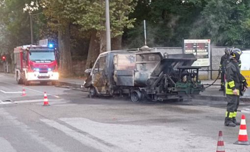 Il furgone della nettezza urbana distrutto dalle fiamme sulla Varesina (foto tratta da IlSaronno.it) Il furgone della nettezza urbana distrutto dalle fiamme sulla Varesina (foto tratta da IlSaronno.it)