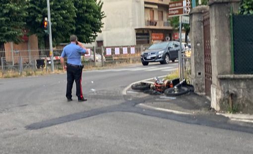 Il luogo dell'incidente a Castiglione Olona con la moto a terra all'incrocio tra la Varesina e via Rosselli